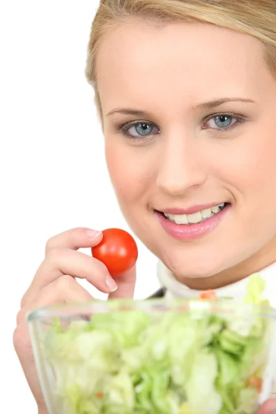 Sarışın yeme taze salata — Stok fotoğraf