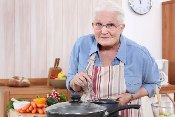 Grootmoeder koken — Stockfoto