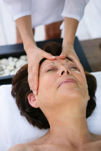 Donna che riceve un massaggio al centro benessere — Foto Stock