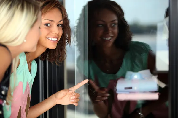 Two female friends window shopping — Stock Photo, Image