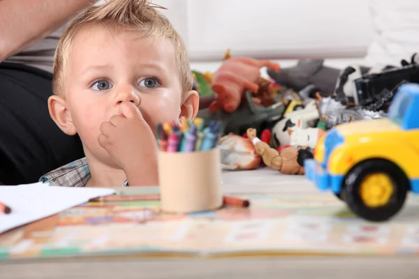 Kleine jongen tekenen met kleurpotloden — Stockfoto