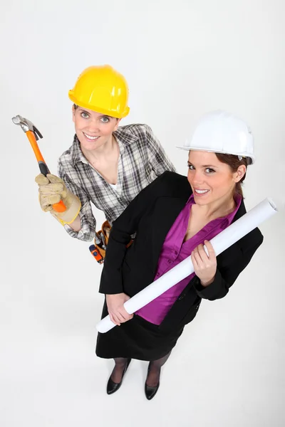 Plan en angle élevé d'une femme de métier debout à côté d'un ingénieur — Photo