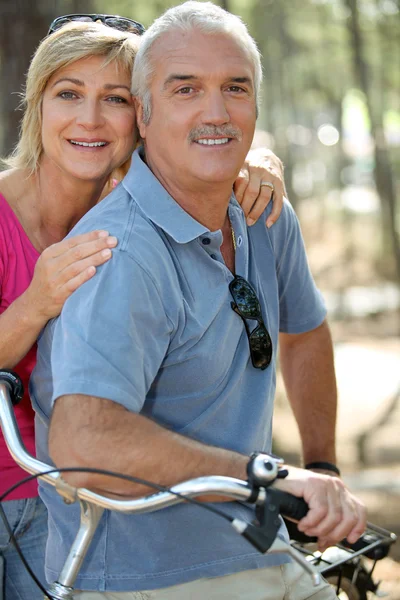 Ältere Paare fahren Fahrräder — Stockfoto