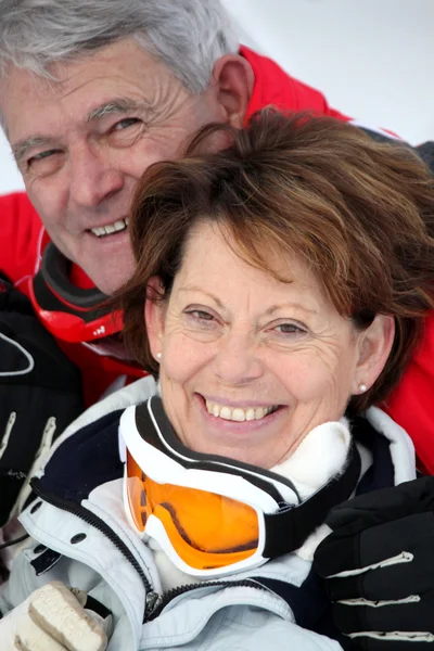Elderly couple skiing — Stock Photo, Image