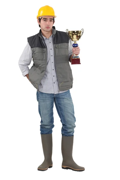 Tvůrce hrdě drží trophy — Stock fotografie