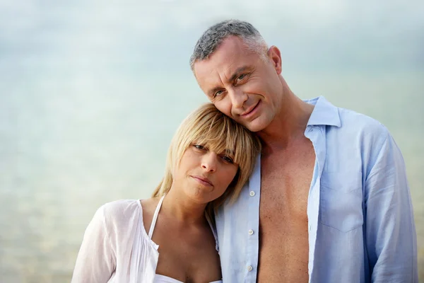 Paar dragen open shirts buitenshuis — Stockfoto