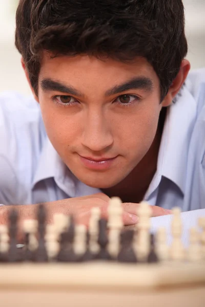 Молодой шахматист выглядит сосредоточенным — стоковое фото