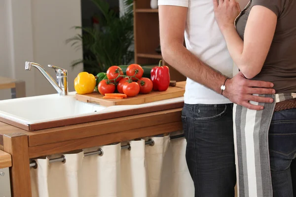 台所で優しく抱き締めるカップル — ストック写真