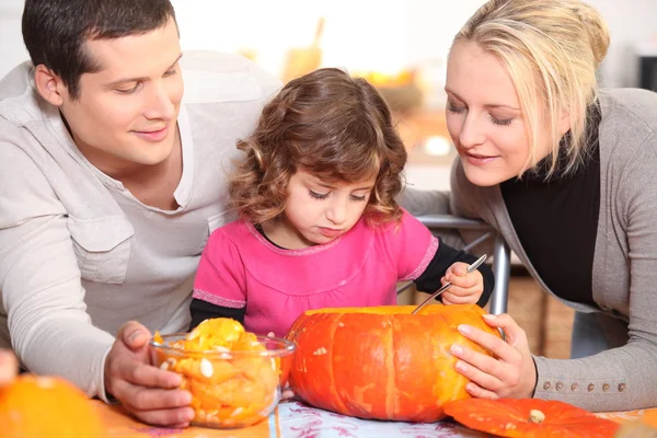 Family carving a pumpkin — Stock Photo, Image