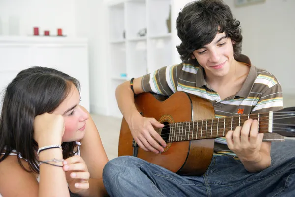 Молодая пара подростков с гитарой — стоковое фото