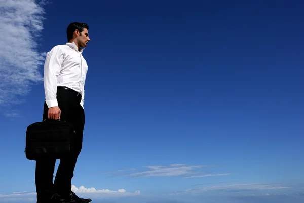 Бизнесмен перед голубым небом — стоковое фото