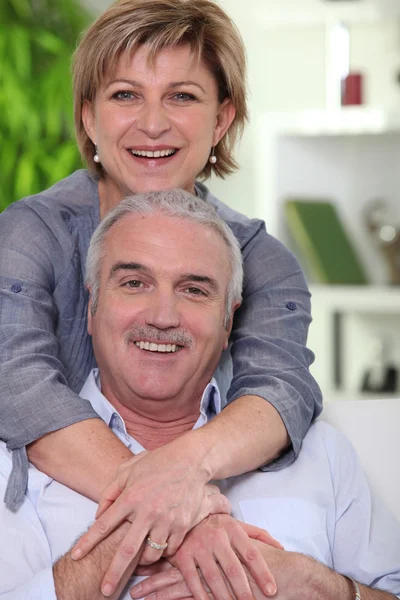 Średnim wieku para szuka szczęśliwy — Zdjęcie stockowe