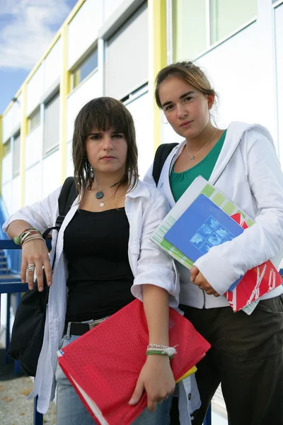 Due ragazze adolescenti che vanno alla loro prossima lezione — Foto Stock