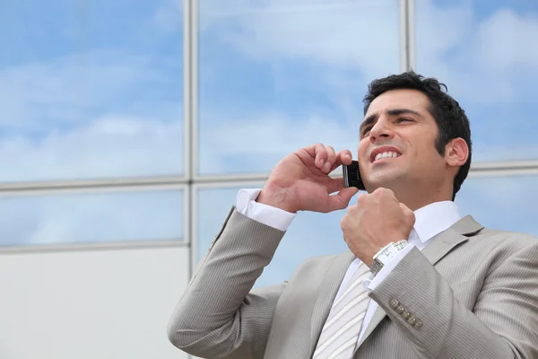 Üzleti ember állt kint a mobiltelefon használata — Stock Fotó
