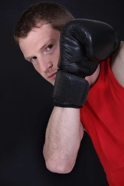 隐藏他的脸在他的手套后面的拳击手 — 图库照片