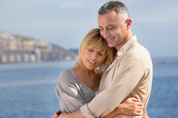 Couple hugging by the sea — Stock Photo, Image