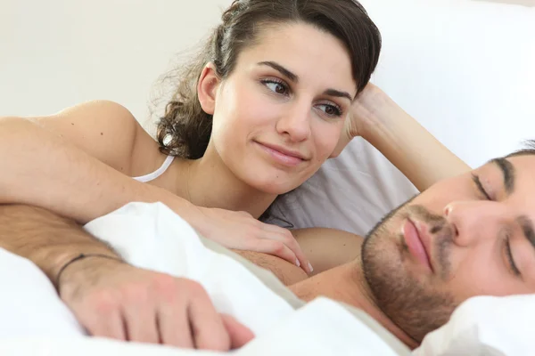 Mujer viendo a su pareja dormir — Foto de Stock