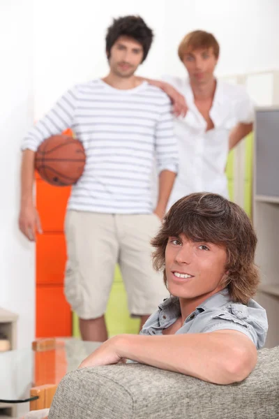 Chłopaki czekają, aby grać w koszykówkę — Zdjęcie stockowe