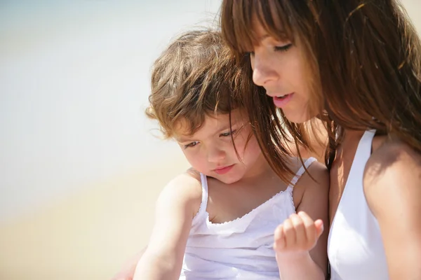 Mother and adughter playing at the beach — Stock Photo, Image