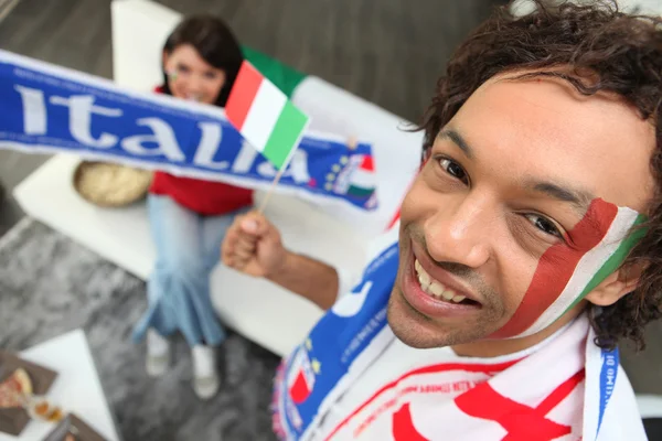 Людину підтримує Збірна Італії з футболу — стокове фото