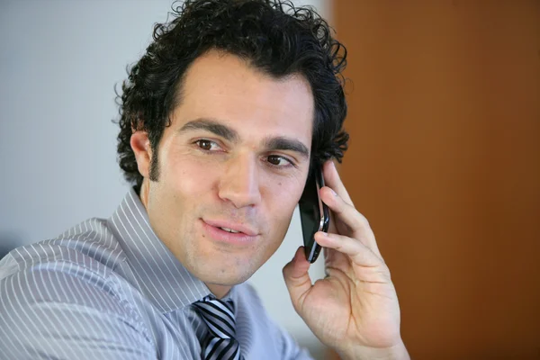 Üzletember beszél a mobilján. — Stock Fotó
