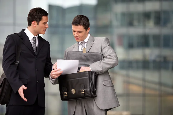 Businessmen in the city — Stock Photo, Image