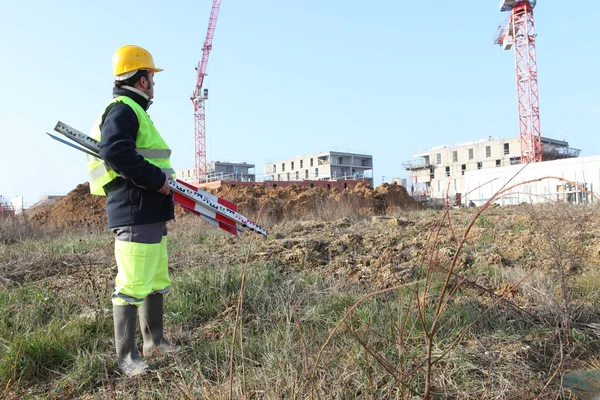 Builder arriving at construction site — Stock Photo, Image