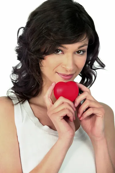 Flirtig kvinna med hjärtat i handen — Stockfoto