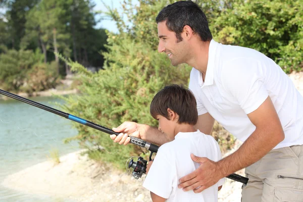 Otec a syn, rybaření na jezeře — Stock fotografie