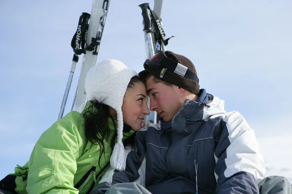 Couple ski — Photo