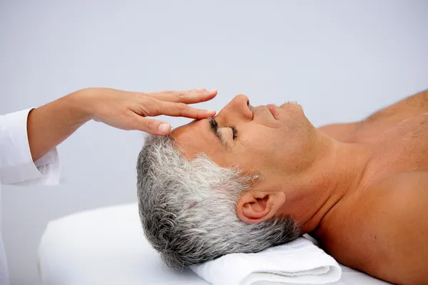 Uomo maturo con massaggio facciale — Foto Stock