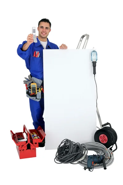 Eletricista mostrando telefone — Fotografia de Stock