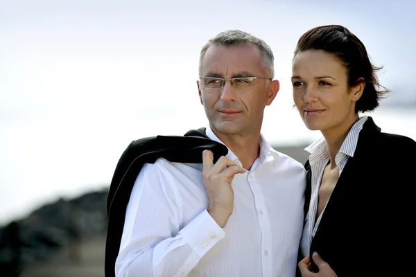 Intelligens üzleti pár állt a szabadban — Stock Fotó