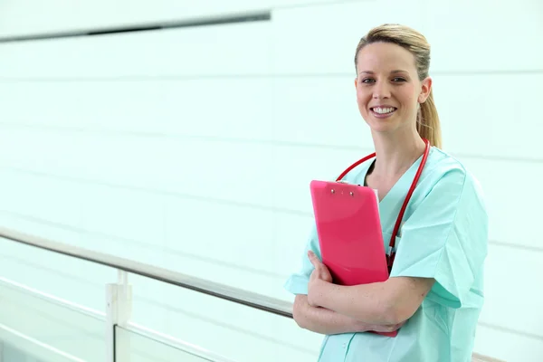 Медсестра стоит в коридоре — стоковое фото