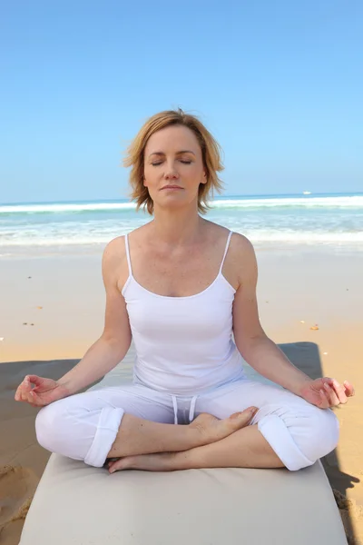 Donna che medita sulla spiaggia — Foto Stock
