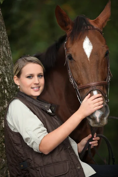 Ung kvinna med sin häst — Stockfoto
