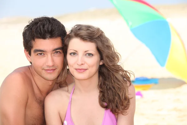 Jeune couple sur la plage — Photo