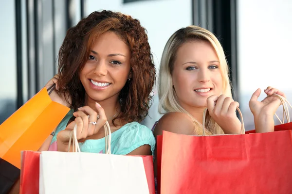 Mulheres em uma farra de compras — Fotografia de Stock