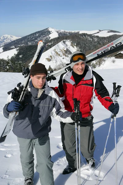 Adolescentes esquiando — Fotografia de Stock