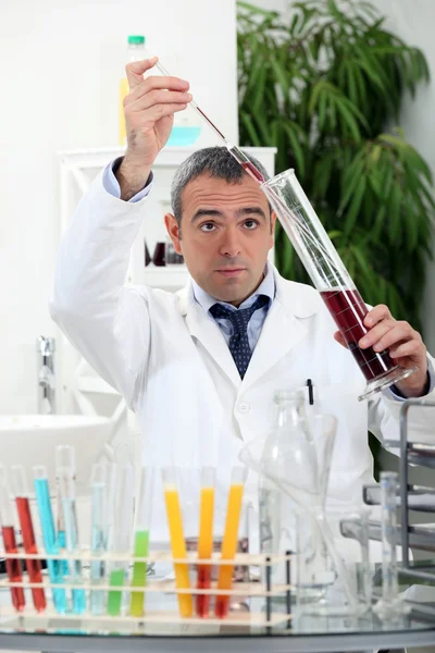 Um cientista a fazer experiências no seu laboratório — Fotografia de Stock