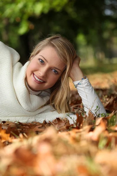 Junge Frau im herbstlichen Ambiente — Stockfoto