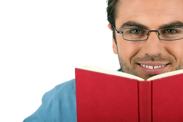 Hombre leyendo con gafas — Foto de Stock