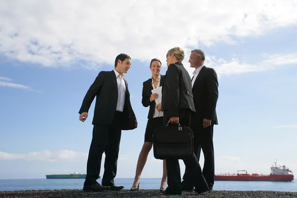 Zespół biznesmeni spotkanie na nabrzeżu — Zdjęcie stockowe