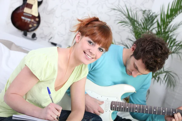 Composição de casal com uma guitarra — Fotografia de Stock