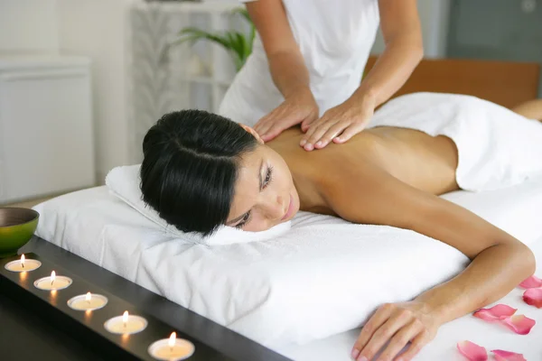 Mulher fazendo uma massagem — Fotografia de Stock