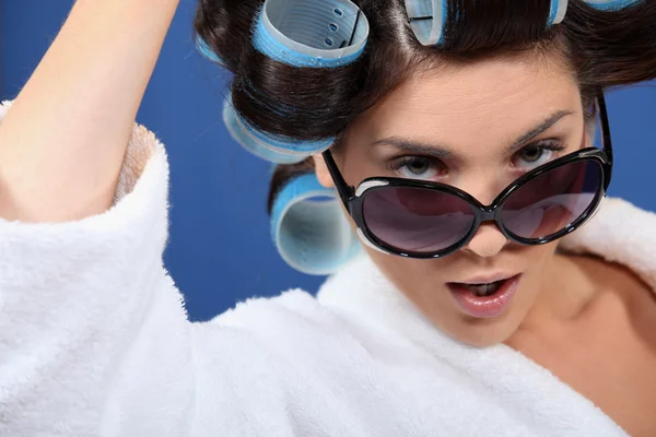 Nő visel, napszemüveget és csavarók a haj formázásához — Stock Fotó