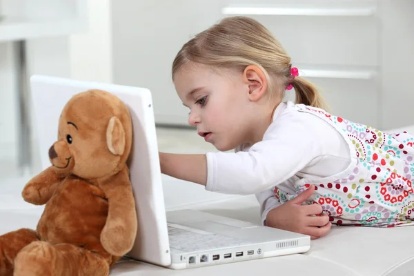 Mała dziewczynka za pomocą laptopa — Zdjęcie stockowe
