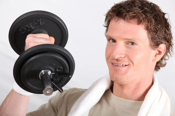 Hombre haciendo ejercicio con una mancuerna de 2 kg — Foto de Stock