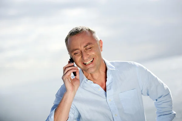 Чоловік сміється по телефону — стокове фото