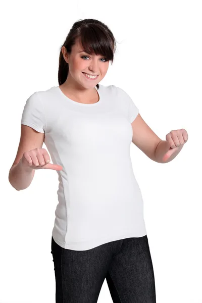 Mujer joven con una camiseta blanca para el mensaje — Foto de Stock